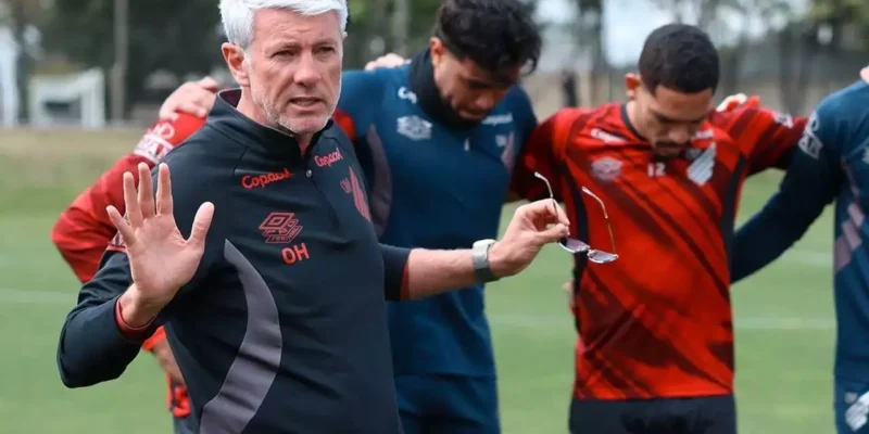Técnico do Athletico-PR durante treinamento antes do confronto com o Bahia pelo Brasileirão