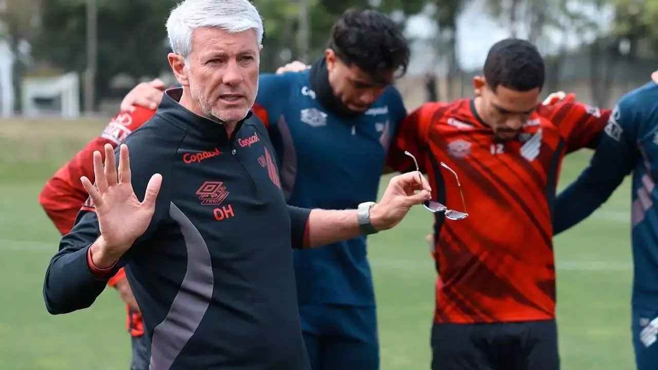 Técnico do Athletico-PR durante treinamento antes do confronto com o Bahia pelo Brasileirão Técnico do Athletico-PR durante treinamento antes do confronto com o Bahia pelo Brasileirão