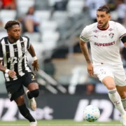 Jogadores de Atlético-MG e Fluminense disputam partida pelo Brasileirão