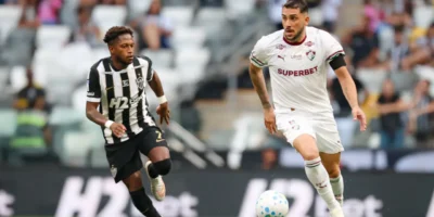 Jogadores de Atlético-MG e Fluminense disputam partida pelo Brasileirão