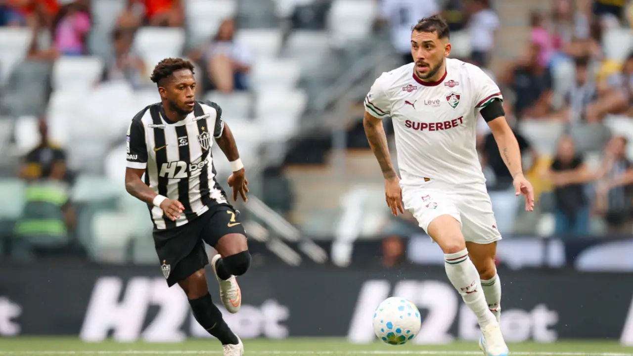Jogadores de Atlético-MG e Fluminense disputam partida pelo Brasileirão