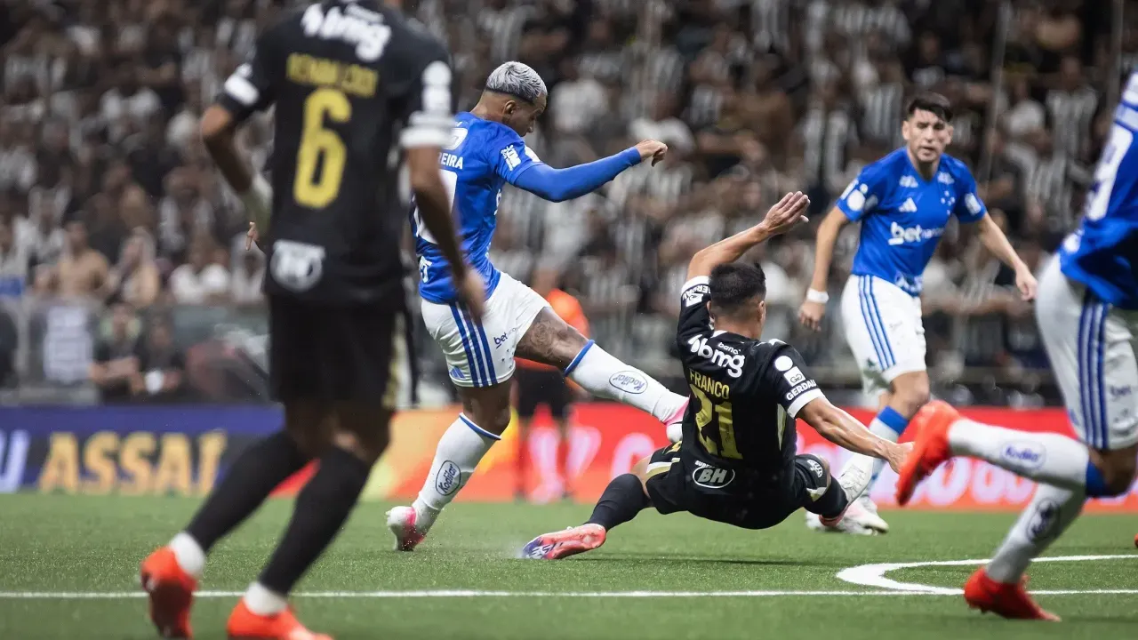 Jogadores de Atlético-MG e Cruzeiro disputam a bola na Arena MRV pela Copa do Brasil