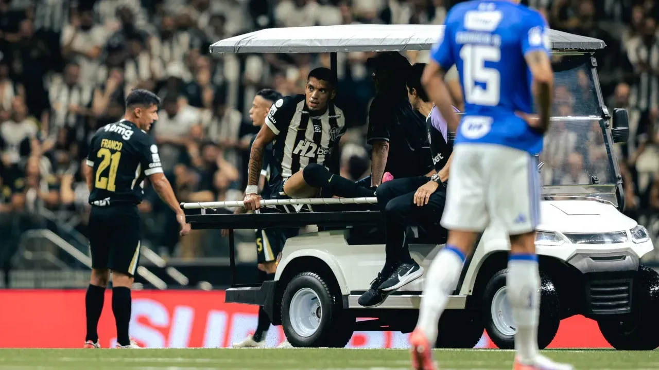Jogador do Atlético-MG deixa o campo durante clássico contra o Cruzeiro pela Copa do Brasil
