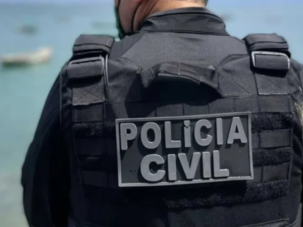 Policial civil do Rio usa colete durante atividade da corporação e pode ter auxílios dos policiais civis do Rio