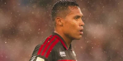 Ayrton Lucas e Alex Sandro disputam posição na lateral esquerda do Flamengo
