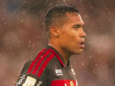Ayrton Lucas e Alex Sandro disputam posição na lateral esquerda do Flamengo