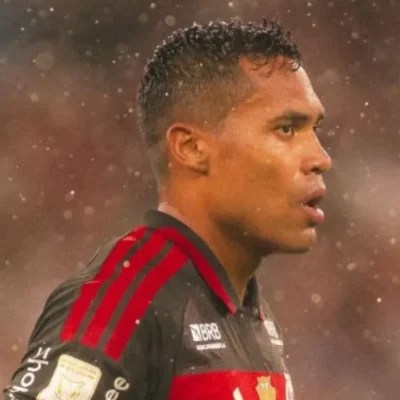 Ayrton Lucas e Alex Sandro disputam posição na lateral esquerda do Flamengo