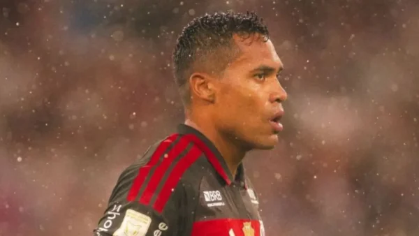 Ayrton Lucas e Alex Sandro disputam posição na lateral esquerda do Flamengo