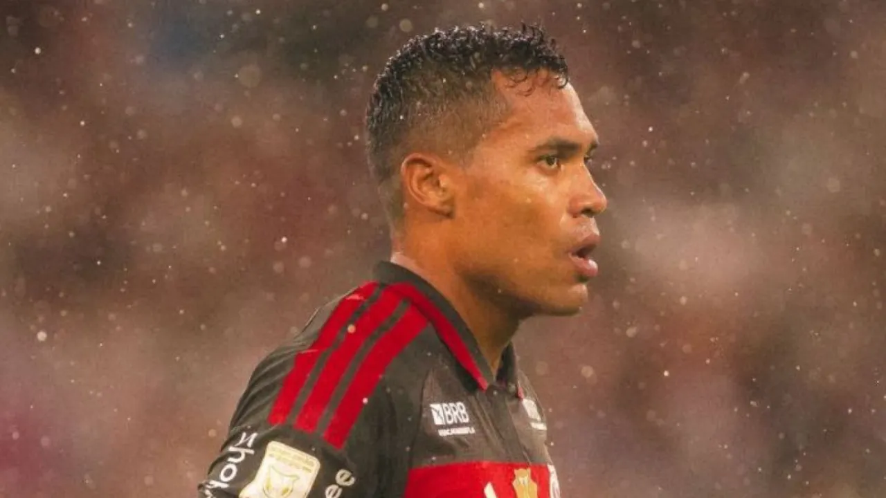 Ayrton Lucas e Alex Sandro disputam posição na lateral esquerda do Flamengo