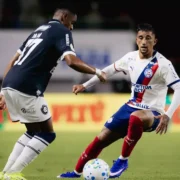 Jogadores de Bahia e Remo disputam a bola antes do confronto pelo Brasileirão