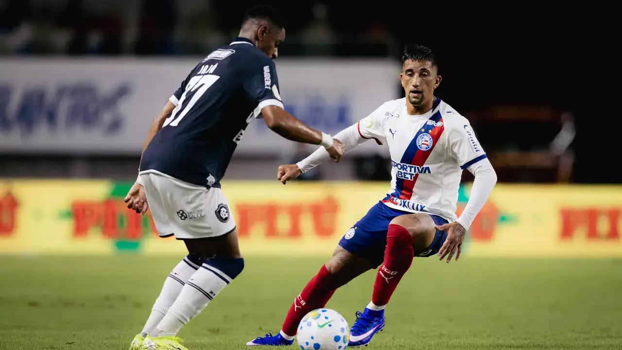Jogadores de Bahia e Remo disputam a bola antes do confronto pelo Brasileirão Jogadores de Bahia e Remo disputam a bola antes do confronto pelo Brasileirão