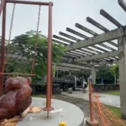 Balanço da Memória com balanço vazio e urso no Parque dos Patins
