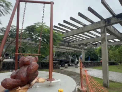 Balanço da Memória com balanço vazio e urso no Parque dos Patins