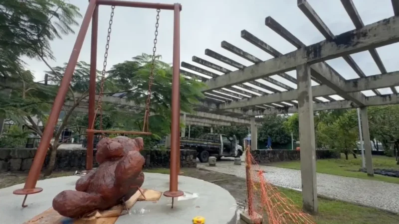 Balanço da Memória com balanço vazio e urso no Parque dos Patins