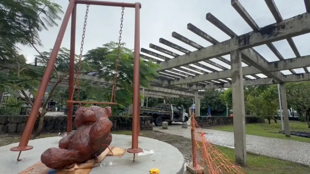 Balanço da Memória com balanço vazio e urso no Parque dos Patins Balanço da Memória com balanço vazio e urso no Parque dos Patins