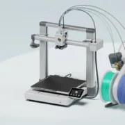 Impressora 3D Bambu Lab A1 com sistema AMS Lite e quatro rolos de filamento.