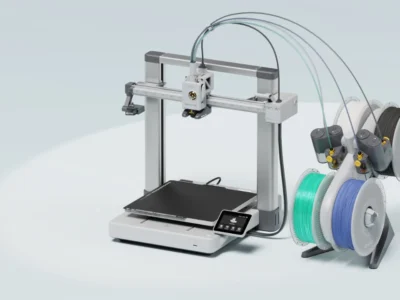 Impressora 3D Bambu Lab A1 com sistema AMS Lite e quatro rolos de filamento.