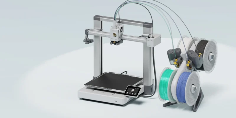 Impressora 3D Bambu Lab A1 com sistema AMS Lite e quatro rolos de filamento.