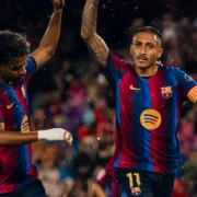 Raphinha comemora gol pelo Barcelona na goleada por 7 a 2 sobre o Racing