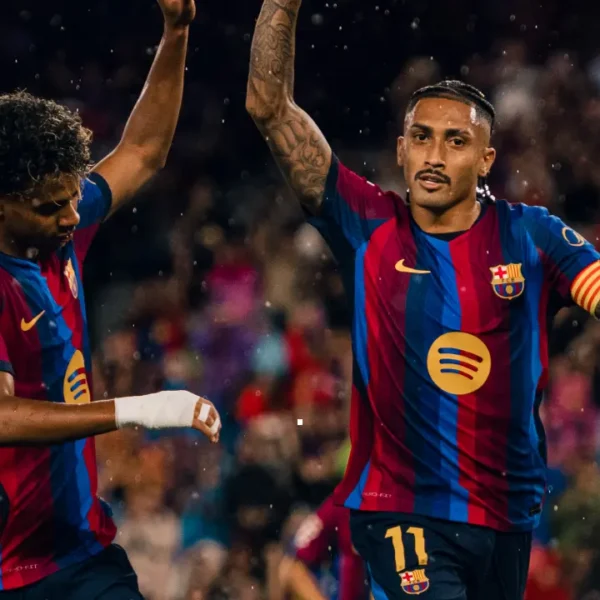 Raphinha comemora gol pelo Barcelona na goleada por 7 a 2 sobre o Racing
