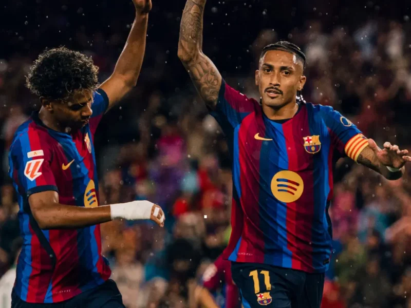 Raphinha comemora gol pelo Barcelona na goleada por 7 a 2 sobre o Racing