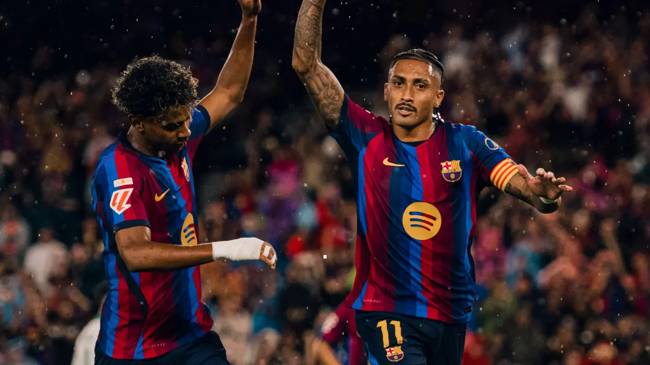 Raphinha comemora gol pelo Barcelona na goleada por 7 a 2 sobre o Racing