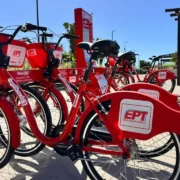 Vermelhinhas estacionadas em novo ponto do sistema de bicicletas compartilhadas de Maricá
