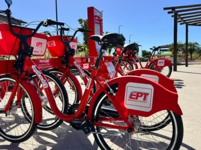 Vermelhinhas estacionadas em novo ponto do sistema de bicicletas compartilhadas de Maricá