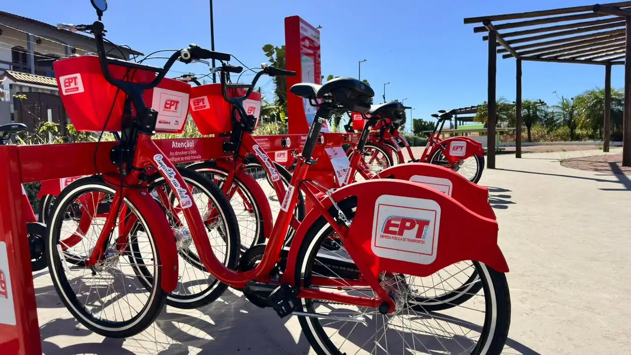 Vermelhinhas estacionadas em novo ponto do sistema de bicicletas compartilhadas de Maricá