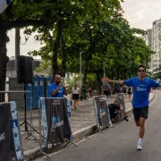 Corredores participam da Blue Running na orla da Praia de Icaraí, em Niterói