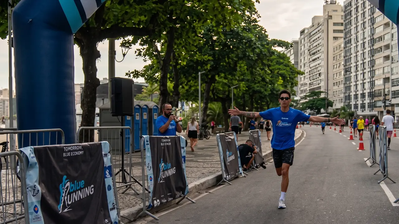 Corredores participam da Blue Running na orla da Praia de Icaraí, em Niterói