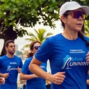 Corredores participam da Blue Running na orla da Praia de Icaraí, em Niterói