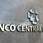 Banco Central: Cédulas de real e gráfico financeiro representam projeções para inflação, juros e economia brasileira