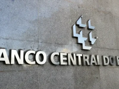 Banco Central: Cédulas de real e gráfico financeiro representam projeções para inflação, juros e economia brasileira