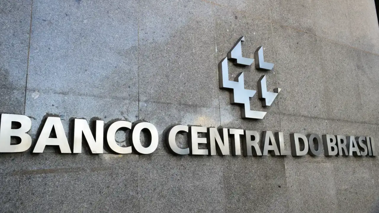 Banco Central: Cédulas de real e gráfico financeiro representam projeções para inflação, juros e economia brasileira