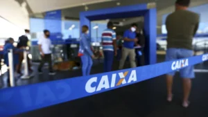Cartão e aplicativo do Bolsa Família usados para consultar pagamento