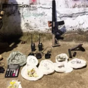 Fuzil, pistola, munições e outros materiais apreendidos pelo Bope em ação na Comunidade da Taboinha
