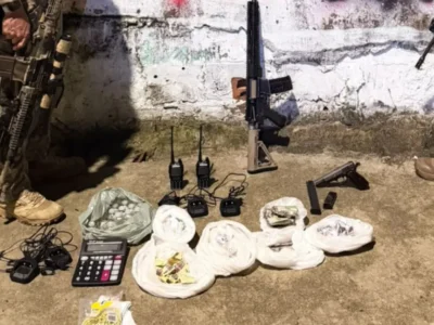 Fuzil, pistola, munições e outros materiais apreendidos pelo Bope em ação na Comunidade da Taboinha