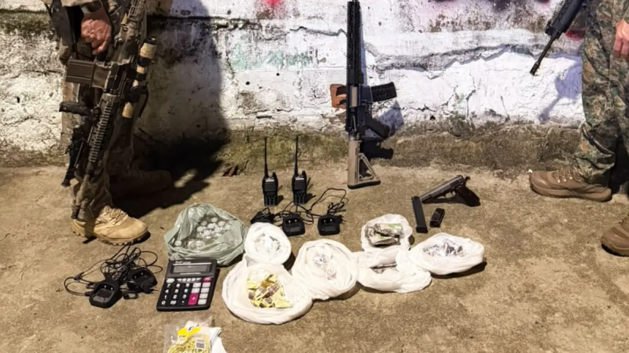 Fuzil, pistola, munições e outros materiais apreendidos pelo Bope em ação na Comunidade da Taboinha