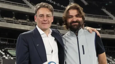 Dirigentes ligados ao Botafogo posam em estádio durante encontro institucional