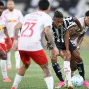 Botafogo e Red Bull Bragantino durante empate por 1 a 1 no Nilton Santos