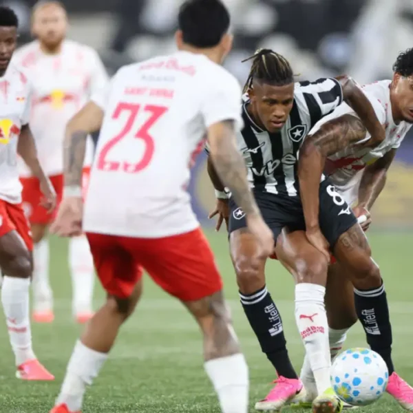 Botafogo e Red Bull Bragantino durante empate por 1 a 1 no Nilton Santos
