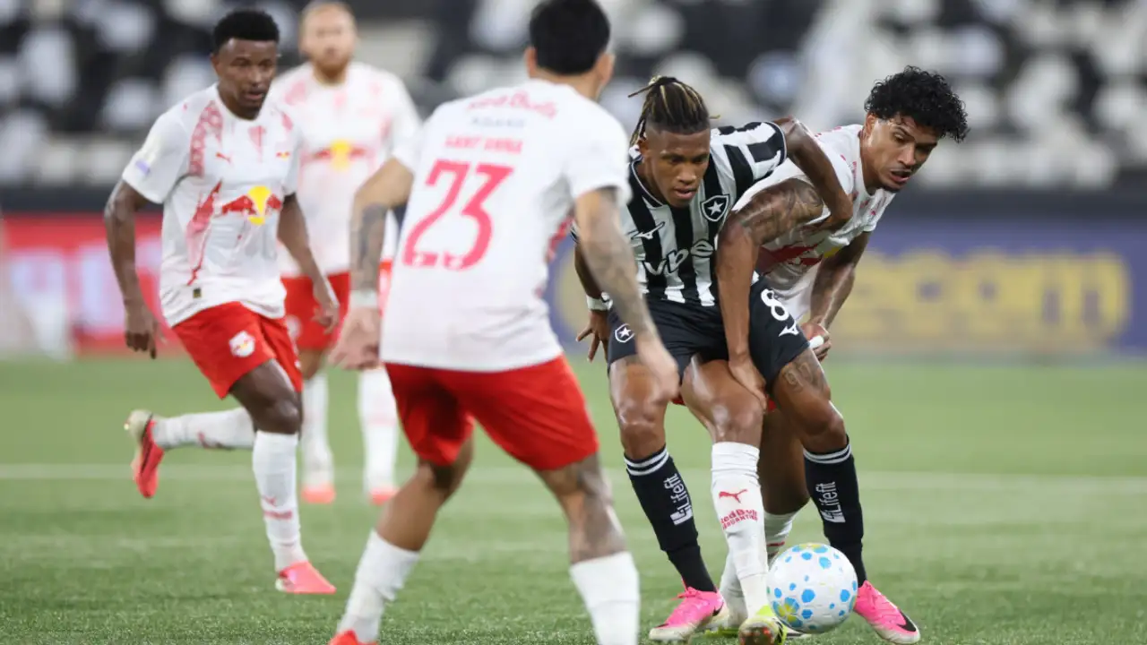 Botafogo e Red Bull Bragantino durante empate por 1 a 1 no Nilton Santos
