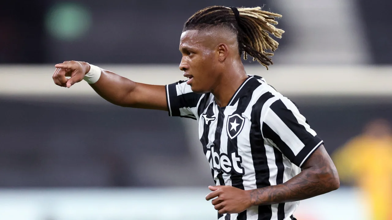 Jogadores do Botafogo comemoram gol na vitória por 3 a 2 sobre o Grêmio no Nilton Santos