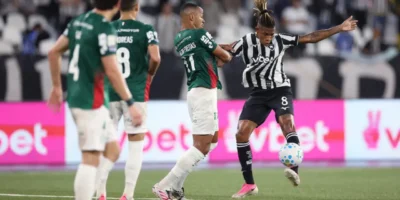 Jogadores de Botafogo e Palmeiras durante empate sem gols no Nilton Santos pelo Brasileirão