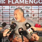 Diretor de futebol do Flamengo concede entrevista a jornalistas
