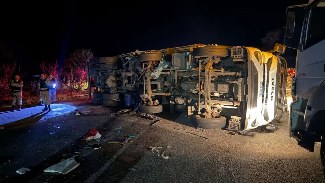 Caminhão tombado após colisão com ônibus na BR-116 Caminhão tombado após colisão com ônibus na BR-116