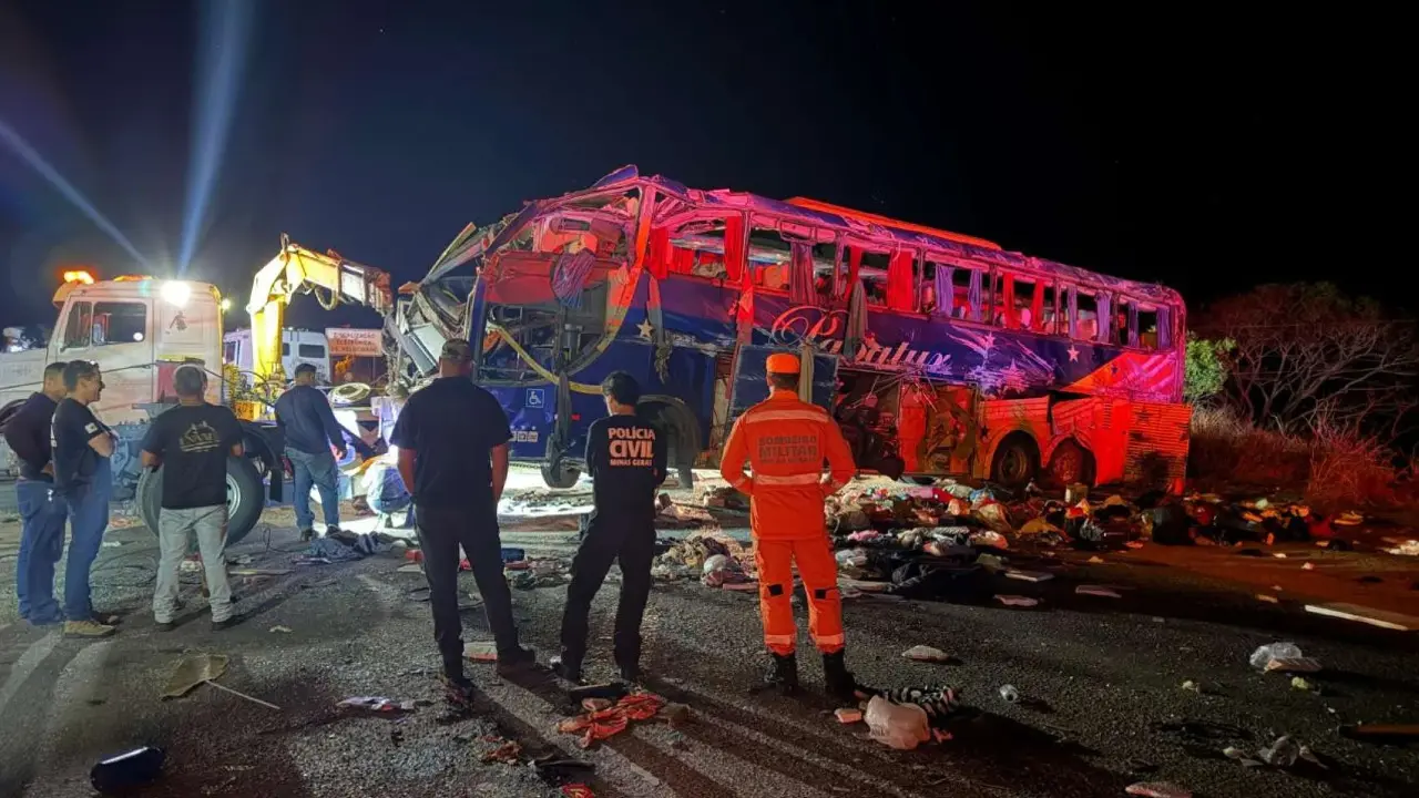 Ônibus destruído e mercadorias espalhadas após acidente na BR-116 Ônibus destruído e mercadorias espalhadas após acidente na BR-116