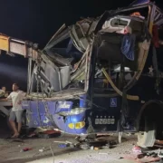 Frente de ônibus destruída após acidente na BR-116