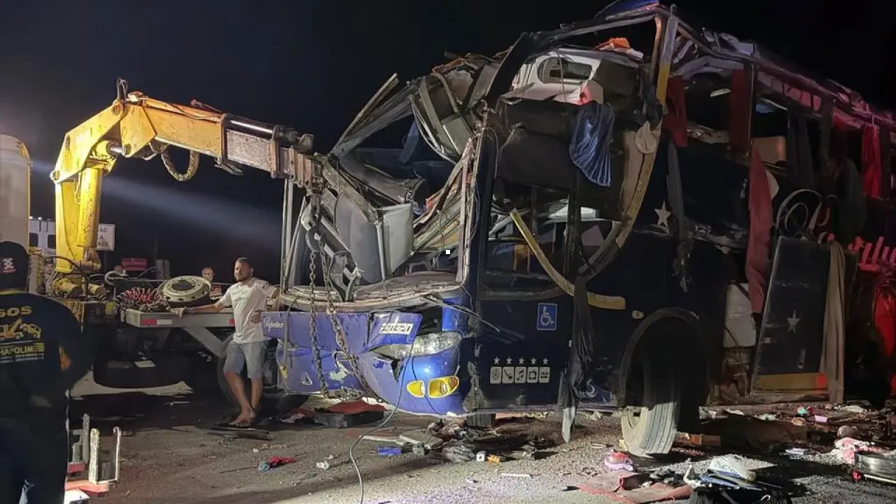 Frente de ônibus destruída após acidente na BR-116 Frente de ônibus destruída após acidente na BR-116